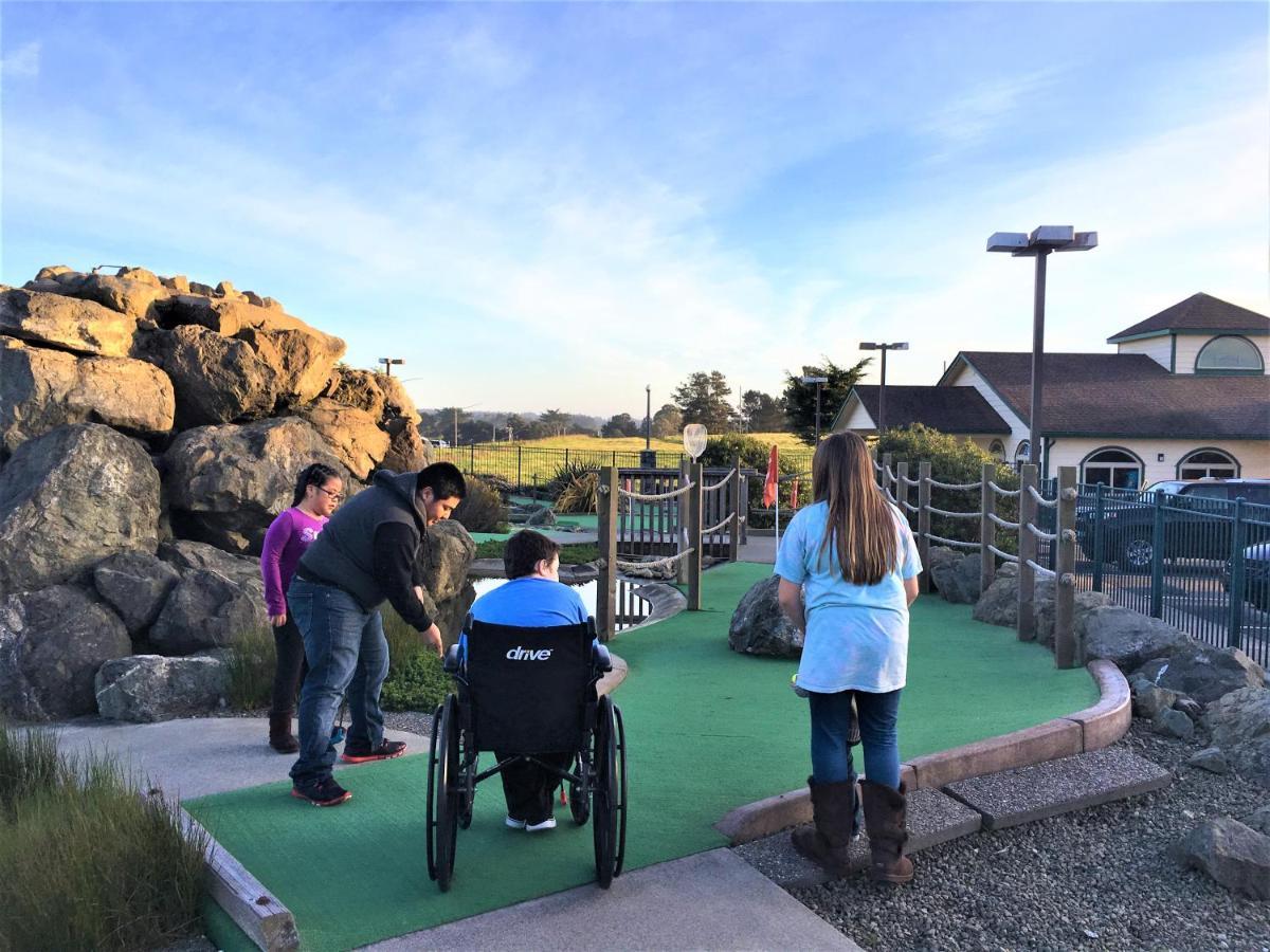 Emerald Dolphin Inn & Mini Golf Форт-Брегг Екстер'єр фото