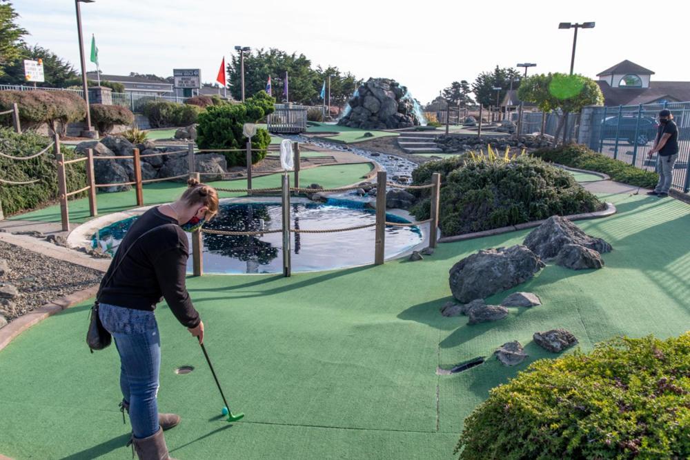 Emerald Dolphin Inn & Mini Golf Форт-Брегг Екстер'єр фото