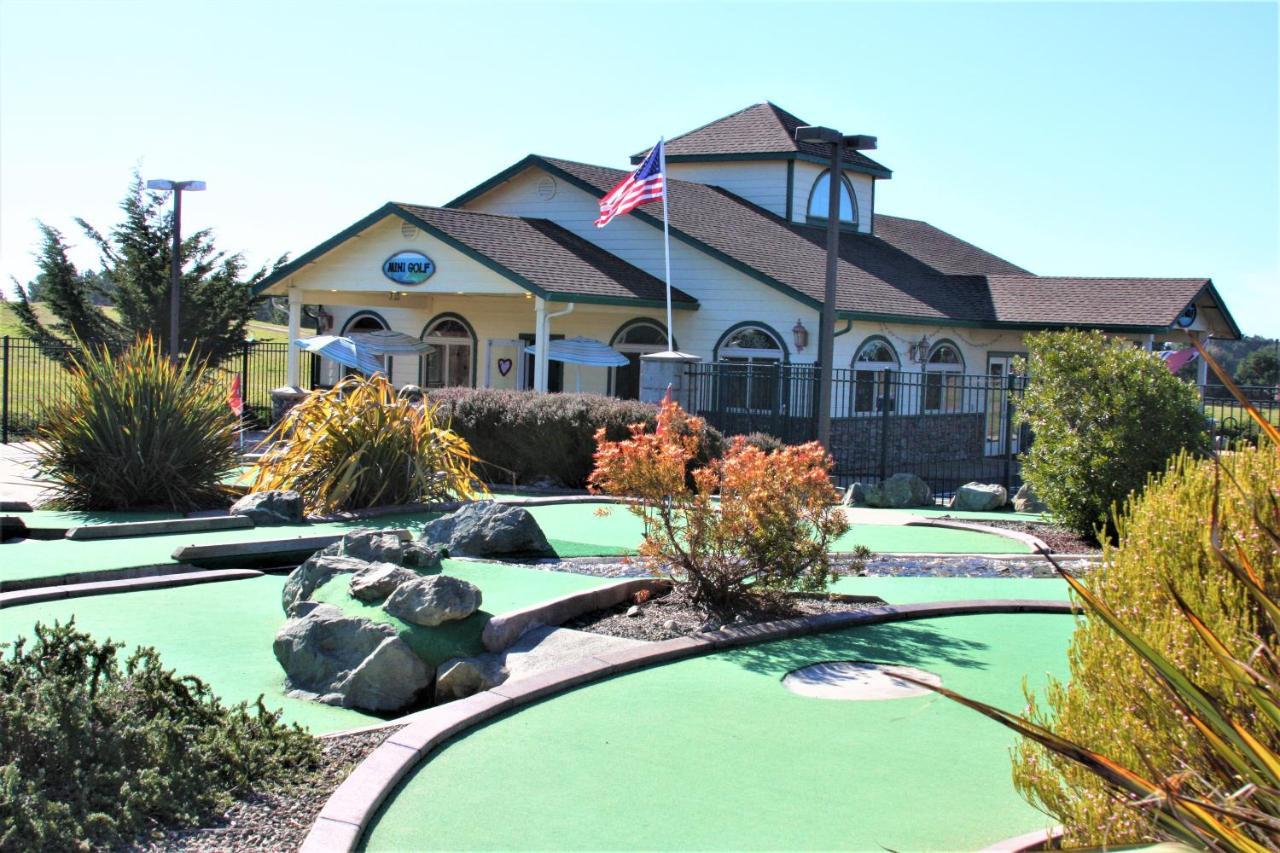 Emerald Dolphin Inn & Mini Golf Форт-Брегг Екстер'єр фото