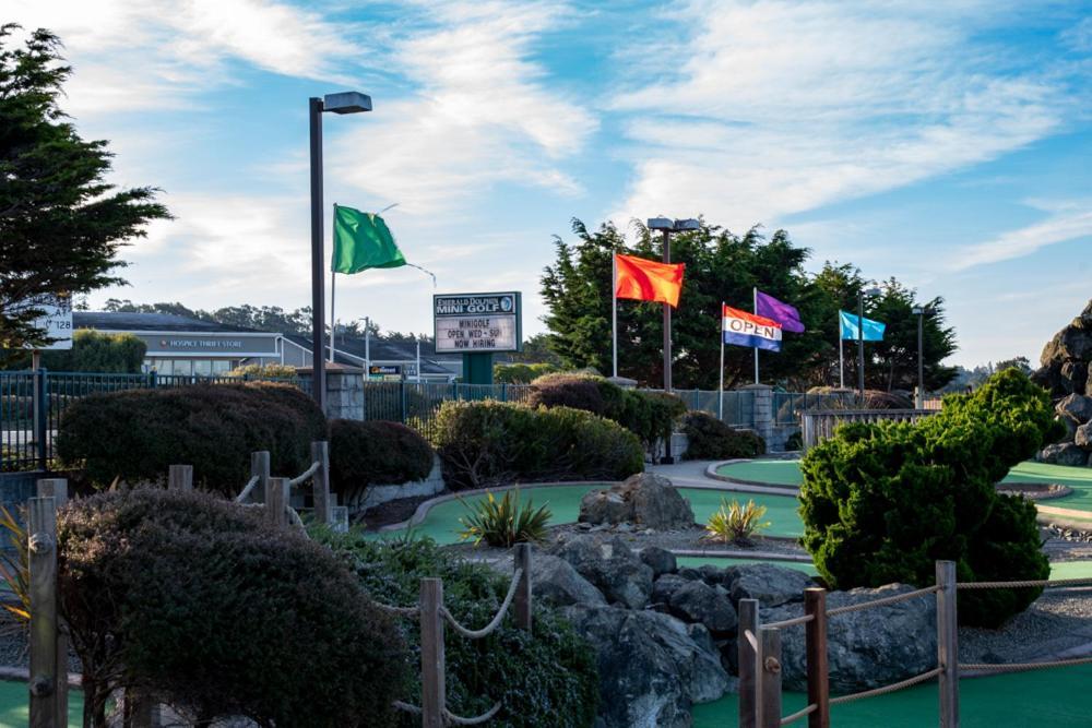 Emerald Dolphin Inn & Mini Golf Форт-Брегг Екстер'єр фото