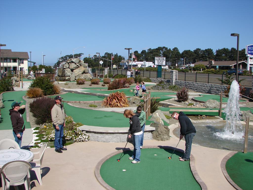 Emerald Dolphin Inn & Mini Golf Форт-Брегг Екстер'єр фото